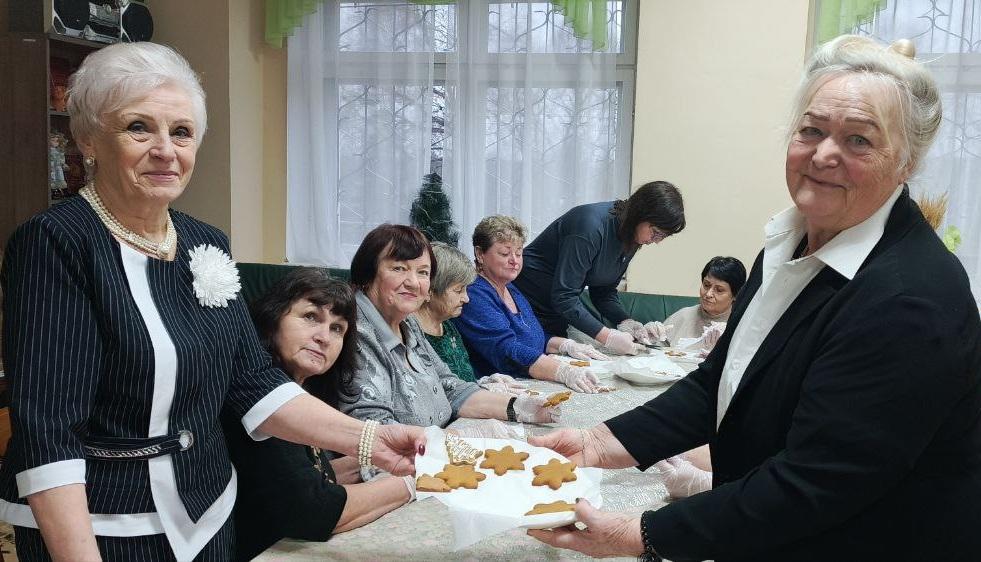 Смоляне передали подарок пожилым жителям Мангуша в преддверии Нового года