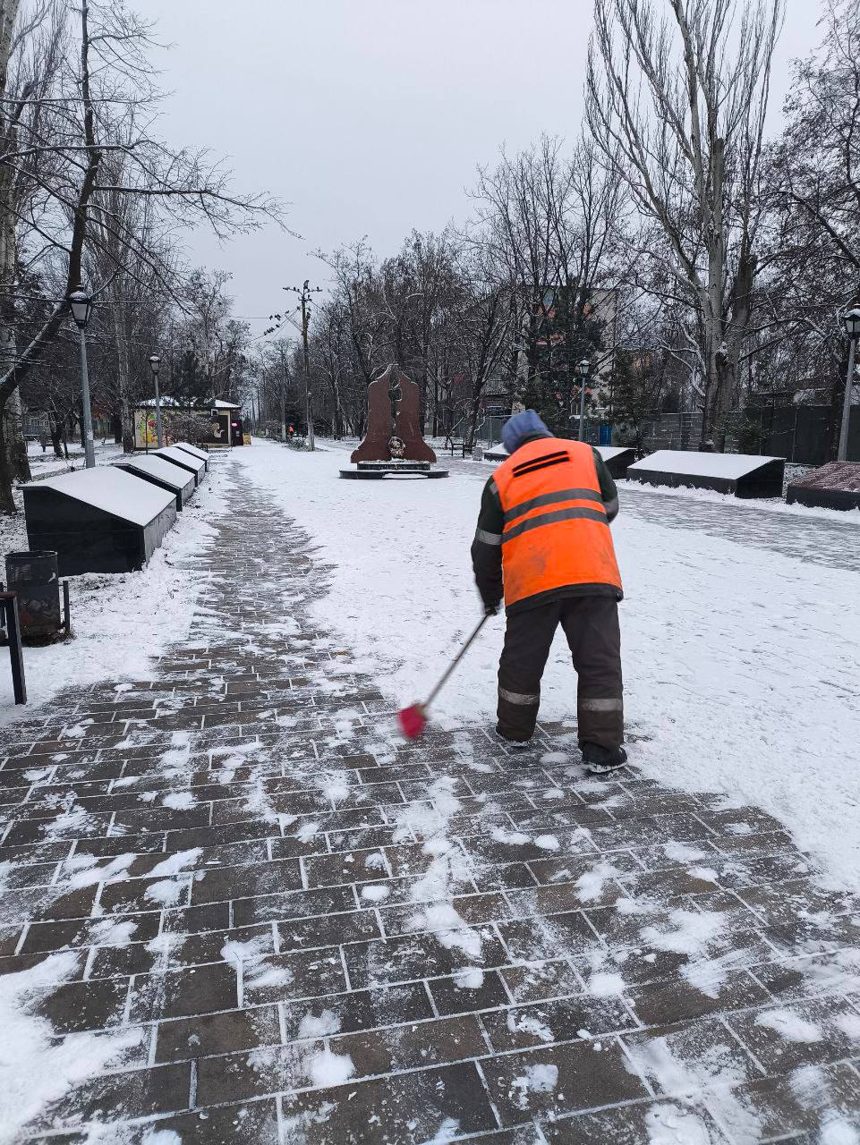 В Мариуполе коммунальщики устраняют последствия снегопада В Мариуполе коммунальщики устраняют последствия снегопада