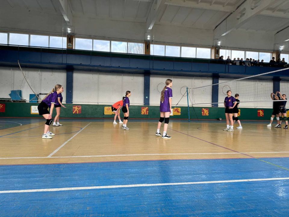 13 декабря в спортивном зале села Кременёвка Володарского муниципального округа прошёл турнир по волейболу среди женских команд, посвящённый Дню Конституции Российской Федерации 13 декабря в спортивном зале села Кременёвка Володарского муниципального округа прошёл турнир по волейболу среди женских команд, посвящённый Дню Конституции Российской Федерации