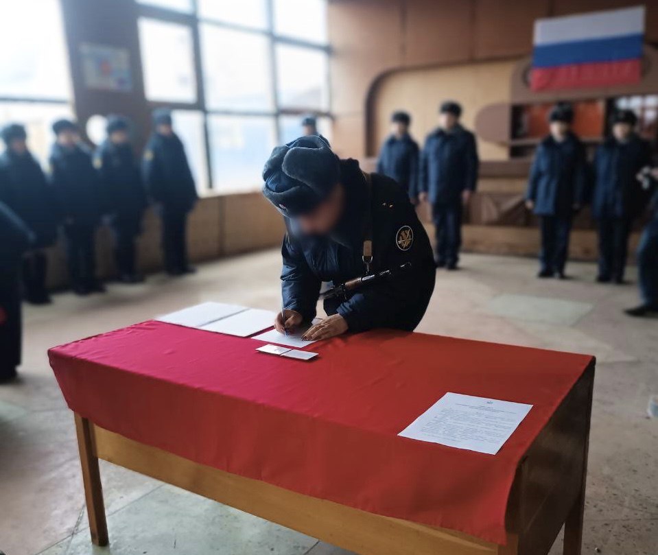 Молодые сотрудники ИК-12 дали священную клятву верности служебному долгу Молодые сотрудники ИК-12 дали священную клятву верности служебному долгу