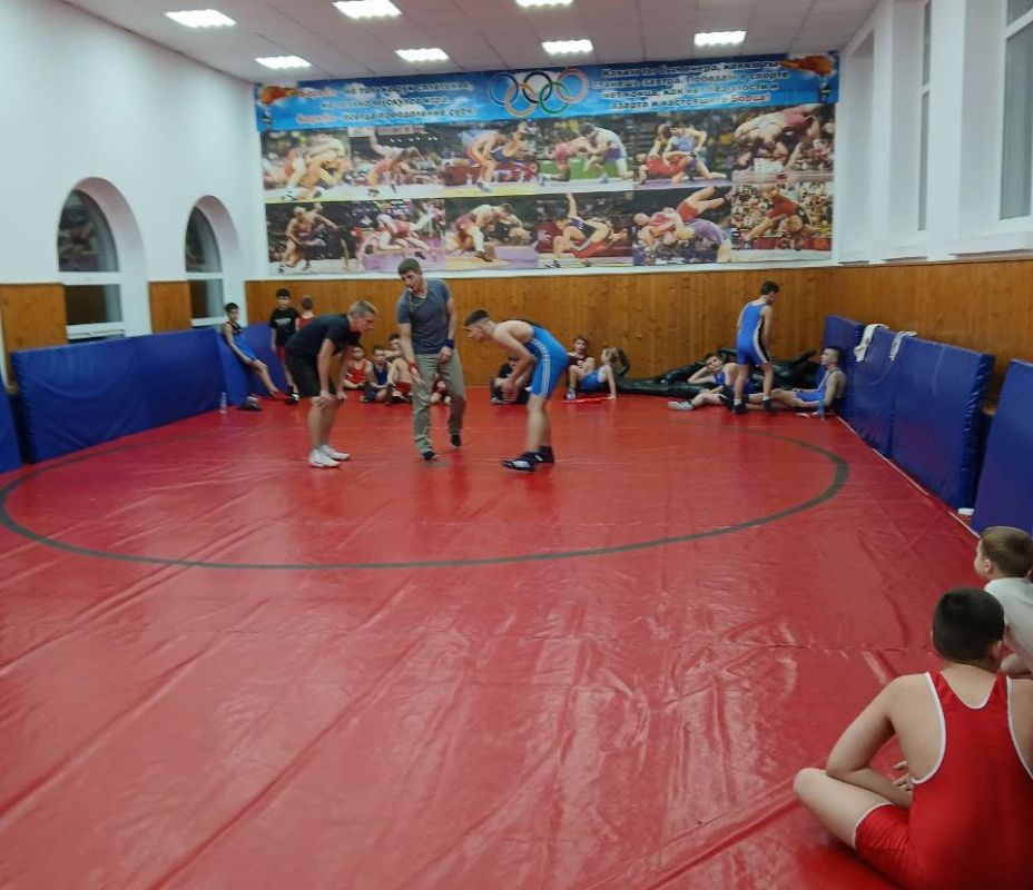 В Торезе состоялось открытое первенство по вольной борьбе в рамках проекта "Выбор сильных" В Торезе состоялось открытое первенство по вольной борьбе в рамках проекта "Выбор сильных"