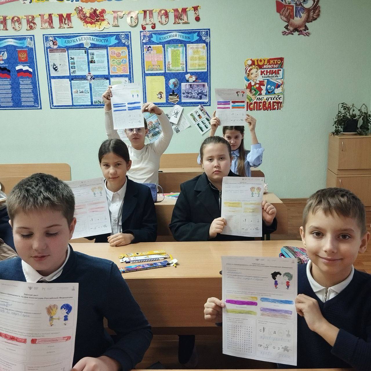 Разговоры о важном. Новая учебная неделя в Тельмановской гимназии началась традиционно с еженедельной линейки и почётного права выноса флага Российской Федерации и флага Донецкой Народной Республики юнармейцами ВПК «Юные... Разговоры о важном. Новая учебная неделя в Тельмановской гимназии началась традиционно с еженедельной линейки и почётного права выноса флага Российской Федерации и флага Донецкой Народной Республики юнармейцами ВПК «Юные...