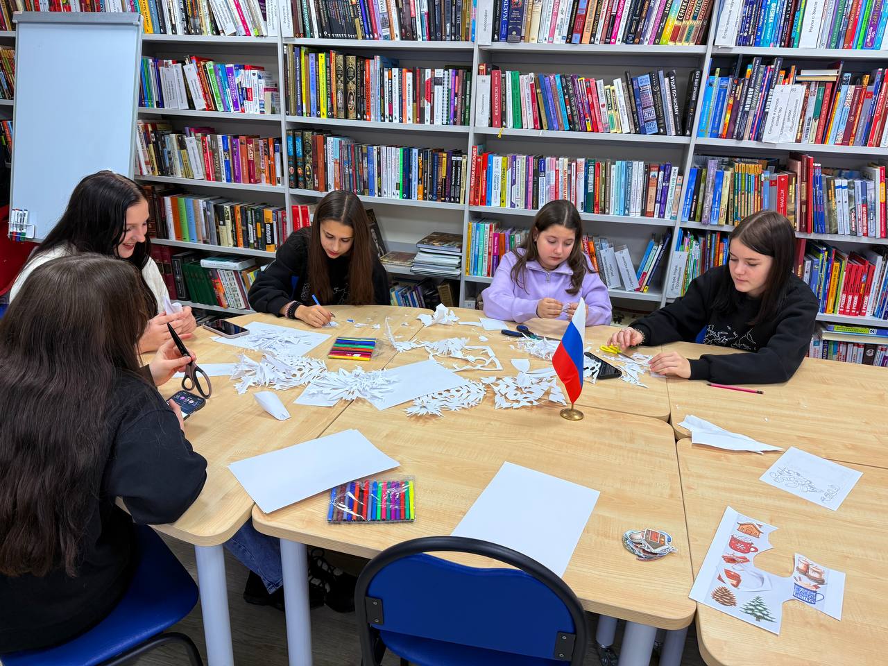 Новогодняя открытка. Сегодня в Мангушской библиотеке царила по-настоящему праздничная атмосфера! Сектор молодежной политики Администрации Мангушского муниципального округа организовал замечательное мероприятие в рамках... Новогодняя открытка. Сегодня в Мангушской библиотеке царила по-настоящему праздничная атмосфера! Сектор молодежной политики Администрации Мангушского муниципального округа организовал замечательное мероприятие в рамках...