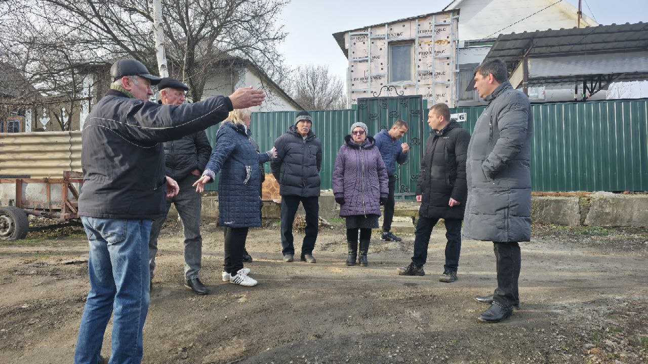 15 декабря, Глава муниципального образования городского округа Торез, Артем Чесноков провел встречу с населением по адресу: ул.Придорожная, дом 6