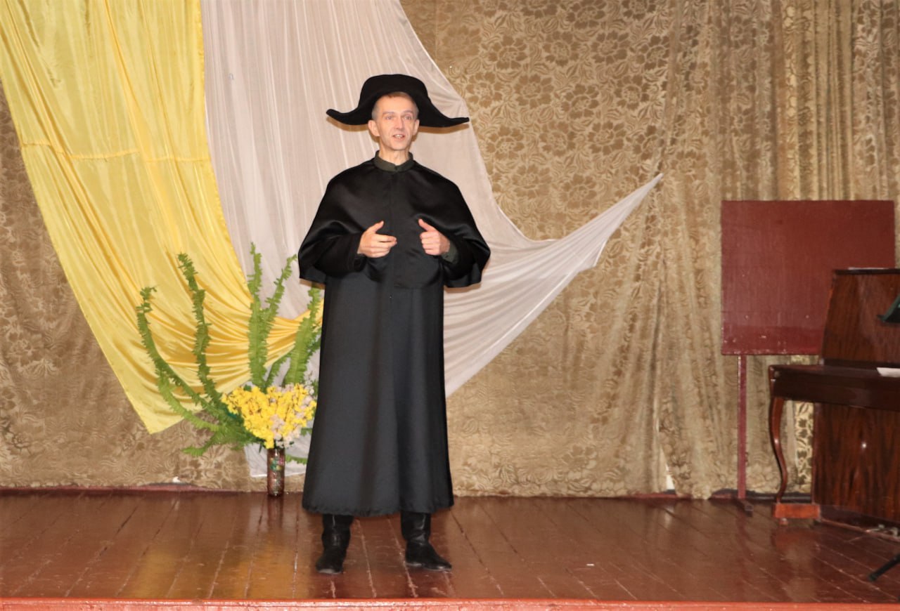 Предпраздничный концерт. 14 декабря в Пункте Временного Размещения состоялся предпраздничный концерт, организованный Театром «На Литейном» Предпраздничный концерт. 14 декабря в Пункте Временного Размещения состоялся предпраздничный концерт, организованный Театром «На Литейном»