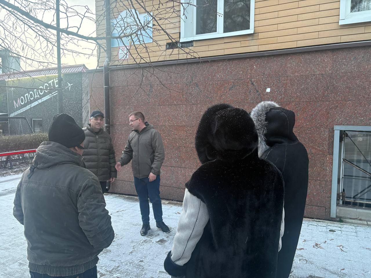 По поручению Главы ДНР Дениса Пушилина в Ворошиловском внутригордском районе продолжаются встречи с населением