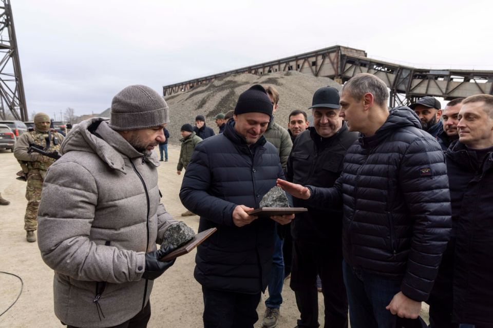 Глава ДНР Денис Пушилин и министр транспорта РФ Андрей Никитин запустили первую технологическую линию дробильно-сортировочного завода в Тельмановском карьере Глава ДНР Денис Пушилин и министр транспорта РФ Андрей Никитин запустили первую технологическую линию дробильно-сортировочного завода в Тельмановском карьере