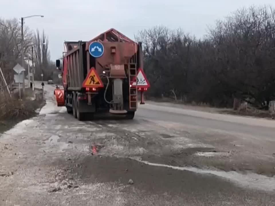 Для обеспечения безопасного проезда продолжаем обеспечивать оперативную очистку и обработку дорожного покрытия