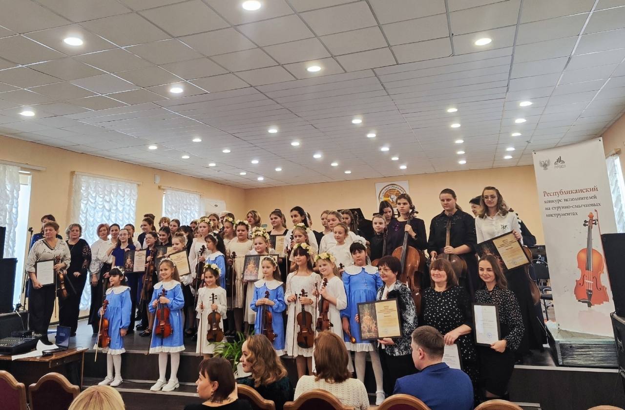Ансамбль скрипачей "Волшебный смычок" (кл.преп. Бойко Л.С., конц.- Щеглова И.В.) - победитель республиканского конкурса "Путь к совершенству" Ансамбль скрипачей "Волшебный смычок" (кл.преп. Бойко Л.С., конц.- Щеглова И.В.) - победитель республиканского конкурса "Путь к совершенству"