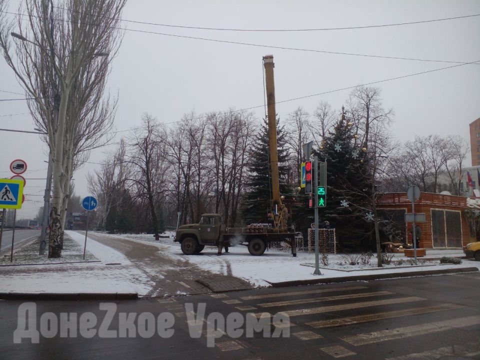 Раз, два, три, елочка, гори: Донецк продолжают украшать к новогодним праздникам Раз, два, три, елочка, гори: Донецк продолжают украшать к новогодним праздникам