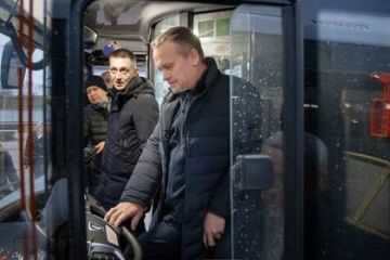 В ДНР показали автобус с ручным управлением для участников СВО