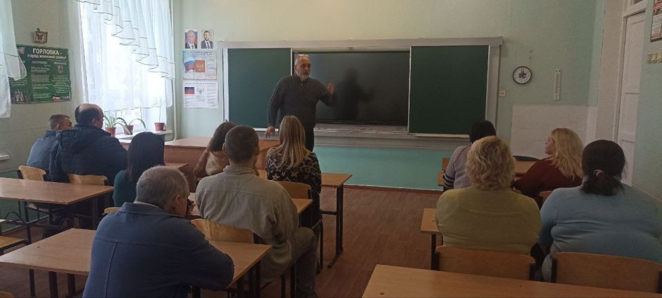 Роман Конев: 16 декабря 2025 года во исполнение поручения Главы Донецкой Народной Республики Дениса Пушилина депутаты Горловского городского совета – Олег Сладкевич и Максим Лебедев провели встречи с населением Роман Конев: 16 декабря 2025 года во исполнение поручения Главы Донецкой Народной Республики Дениса Пушилина депутаты Горловского городского совета – Олег Сладкевич и Максим Лебедев провели встречи с населением