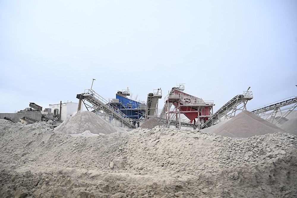 Глава ДНР Денис Пушилин и министр транспорта РФ Андрей Никитин запустили первую технологическую линию дробильно-сортировочного завода в Тельмановском карьере Глава ДНР Денис Пушилин и министр транспорта РФ Андрей Никитин запустили первую технологическую линию дробильно-сортировочного завода в Тельмановском карьере