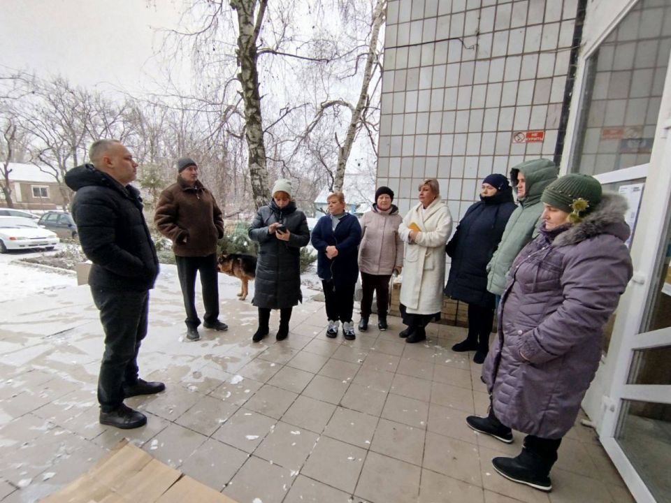 Сегодня, 16 декабря, начальник Зуевского территориального отдела Администрации муниципального образования Алексей Марюхнич провел встречу с гражданами в селе Золотаревка на улице Ломоносова