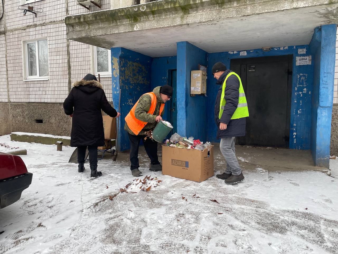 Сотрудники жилищно-коммунальных предприятий Кировского внутригородского района г. Донецка продолжают выполнять работы по благоустройству наших улиц