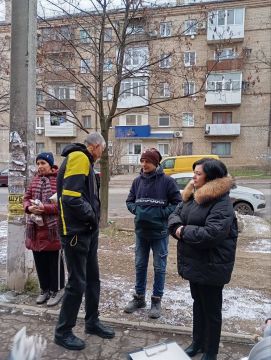 Сегодня заместитель главы Администрации муниципального образования городского округа Харцызск Виктория Рогожина провела встречу с жителями в городе Зугрэс на улице Ленина