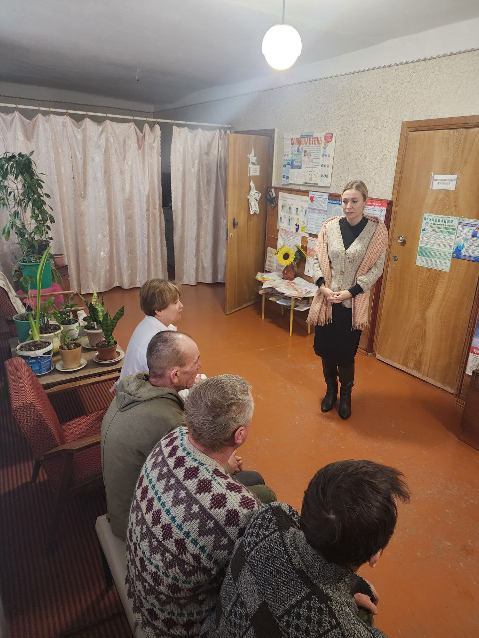 16 декабря 2025 года депутат Тельмановского муниципального совета Юлия Линник встретилась с работниками Греково-Александровского фельдшерско-акушерского пункта и жителями села
