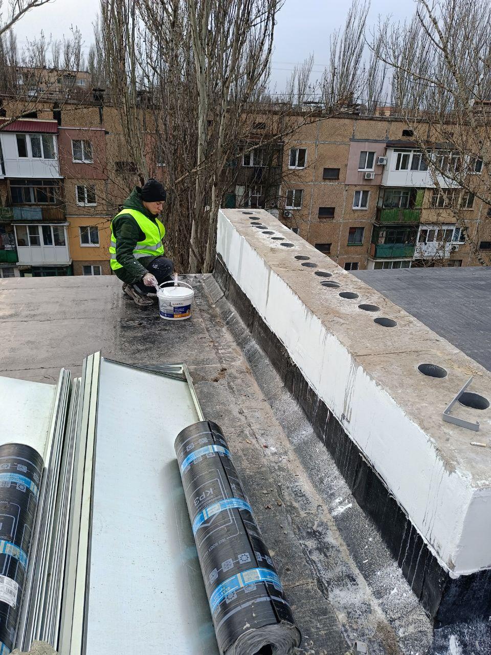 Нижегородские подрядчики продолжают работы по обновлению кровли жилого дома в Харцызске Нижегородские подрядчики продолжают работы по обновлению кровли жилого дома в Харцызске