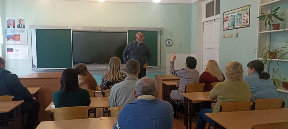 Роман Конев: 16 декабря 2025 года во исполнение поручения Главы Донецкой Народной Республики Дениса Пушилина депутаты Горловского городского совета – Олег Сладкевич и Максим Лебедев провели встречи с населением Роман Конев: 16 декабря 2025 года во исполнение поручения Главы Донецкой Народной Республики Дениса Пушилина депутаты Горловского городского совета – Олег Сладкевич и Максим Лебедев провели встречи с населением