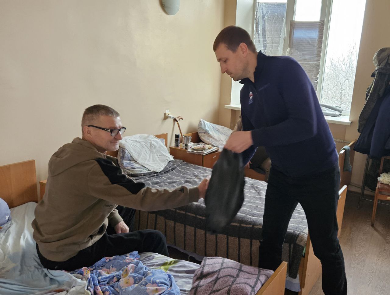 Представительницы Женского движения Единой России Ясиноватой вместе с гостями из Копейска Челябинской области проведали раненых бойцов, которые проходят лечение и реабилитацию в больнице города Представительницы Женского движения Единой России Ясиноватой вместе с гостями из Копейска Челябинской области проведали раненых бойцов, которые проходят лечение и реабилитацию в больнице города