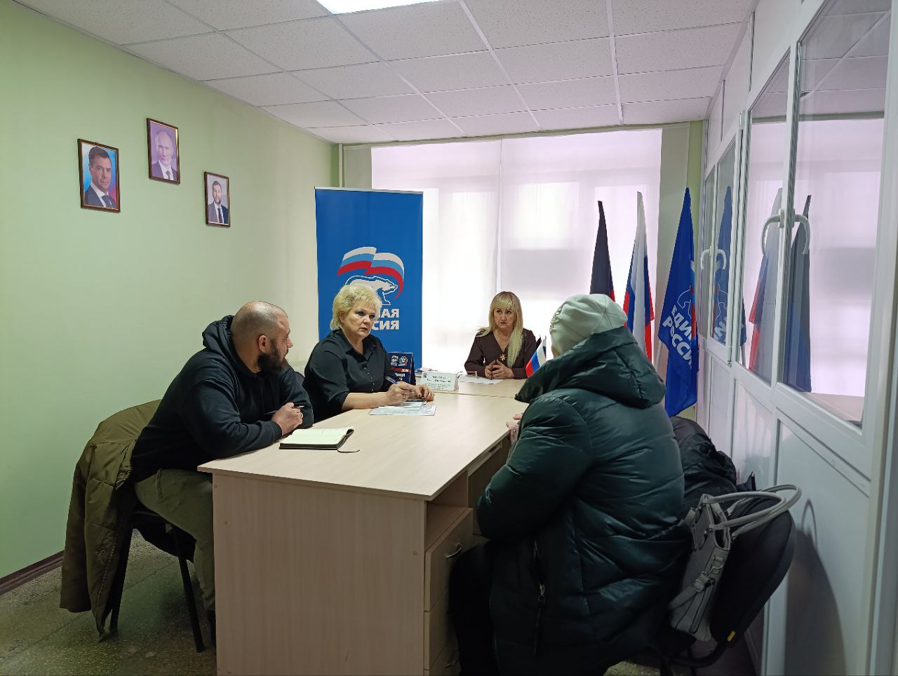 Заместитель секретаря Амвросиевского местного отделения Всероссийской политической партии «Единая Россия» Елена Фисенко провела приём в общественной приёмной