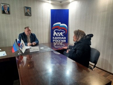Состоялся прием граждан. Сегодня, 16 декабря, в общественной приёмной Партии «Единая Россия» города Тореза депутат Народного Совета ДНР Чекун Владимир Анатольевич провел прием граждан