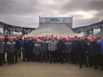 Глава ДНР Денис Пушилин и министр транспорта РФ Андрей Никитин запустили первую технологическую линию дробильно-сортировочного завода в Тельмановском карьере