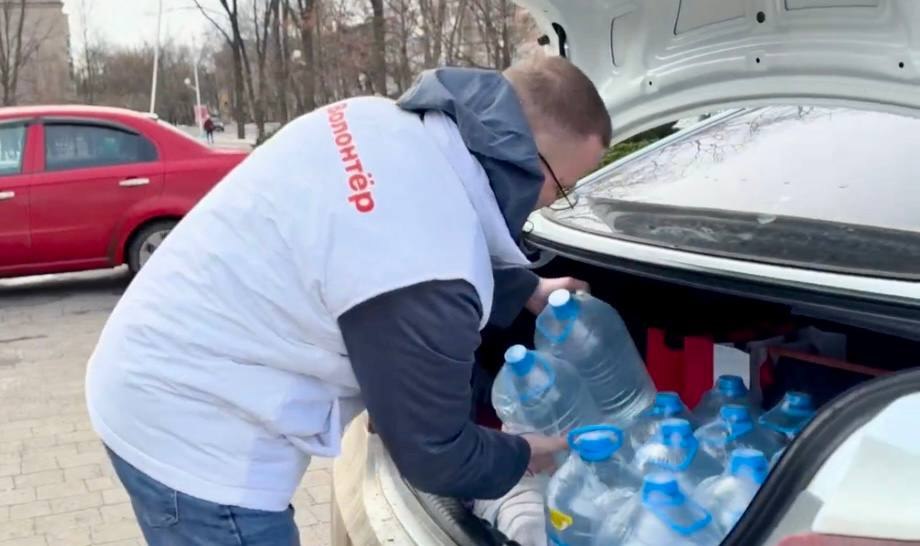 Роман Конев: 16 декабря 2025 года депутаты Горловского городского совета от фракции «Единая Россия» — Даниил Карабаев, Эдуард Полепкин, Елена Кузьмина — осуществили адресный подвоз воды Роман Конев: 16 декабря 2025 года депутаты Горловского городского совета от фракции «Единая Россия» — Даниил Карабаев, Эдуард Полепкин, Елена Кузьмина — осуществили адресный подвоз воды