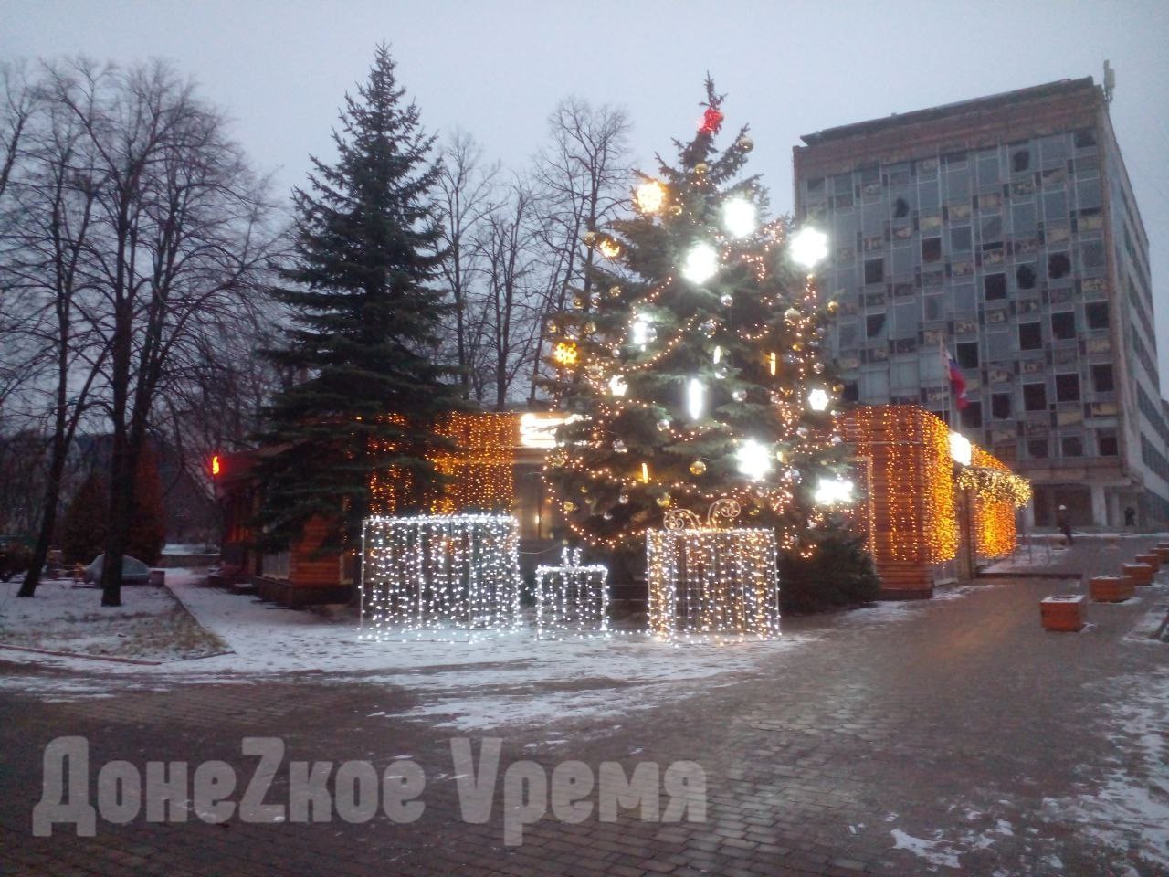 Раз, два, три, елочка, гори: Донецк продолжают украшать к новогодним праздникам Раз, два, три, елочка, гори: Донецк продолжают украшать к новогодним праздникам