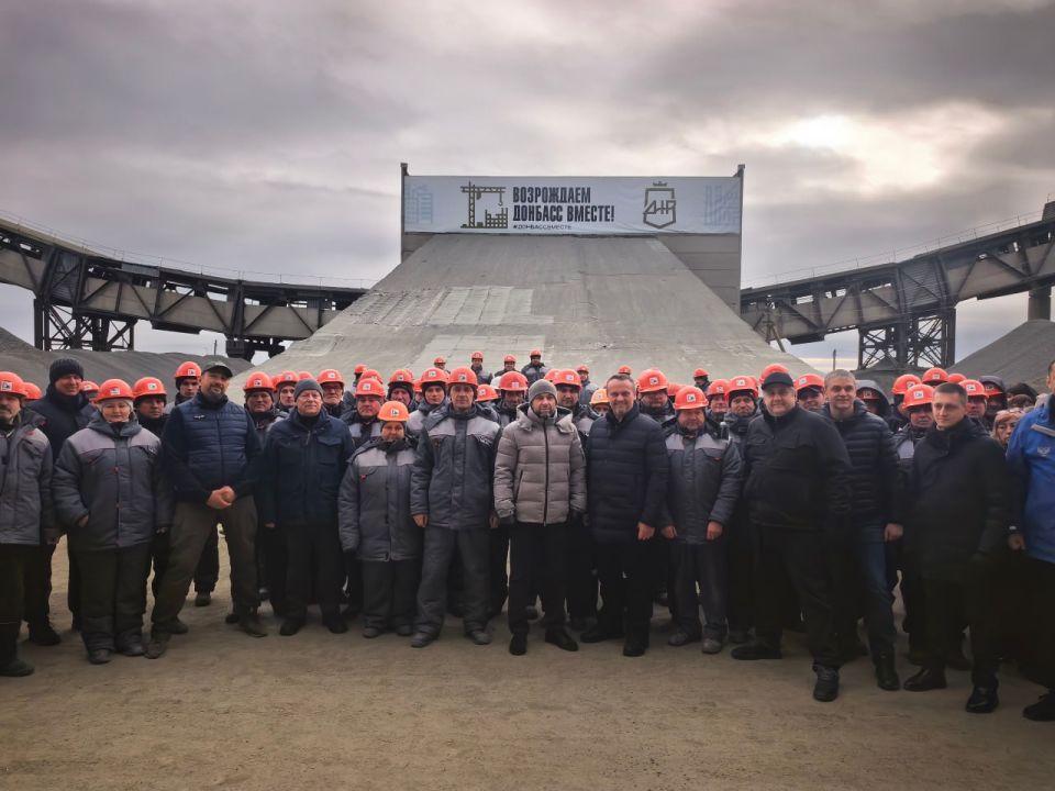 Денис Машков: Денис Владимирович Пушилин вместе с министром транспорта РФ Андреем Никитиным запустили первую технологическую линию дробильно-сортировочного завода в Тельмановском карьере и ознакомились с работой Каранского... Денис Машков: Денис Владимирович Пушилин вместе с министром транспорта РФ Андреем Никитиным запустили первую технологическую линию дробильно-сортировочного завода в Тельмановском карьере и ознакомились с работой Каранского...