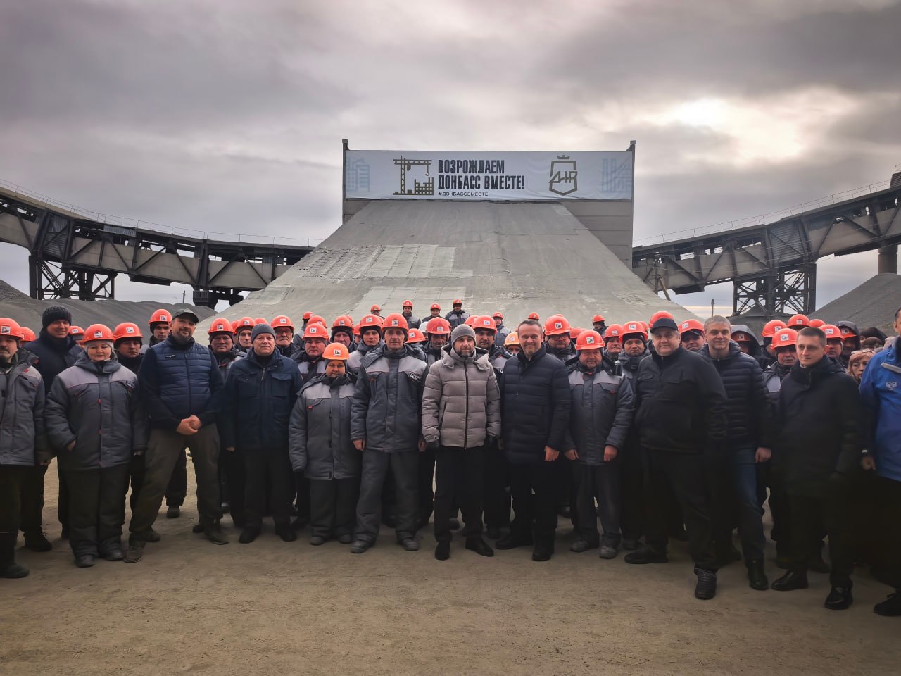 Денис Машков: Денис Владимирович Пушилин вместе с министром транспорта РФ Андреем Никитиным запустили первую технологическую линию дробильно-сортировочного завода в Тельмановском карьере и ознакомились с работой Каранского... Денис Машков: Денис Владимирович Пушилин вместе с министром транспорта РФ Андреем Никитиным запустили первую технологическую линию дробильно-сортировочного завода в Тельмановском карьере и ознакомились с работой Каранского...