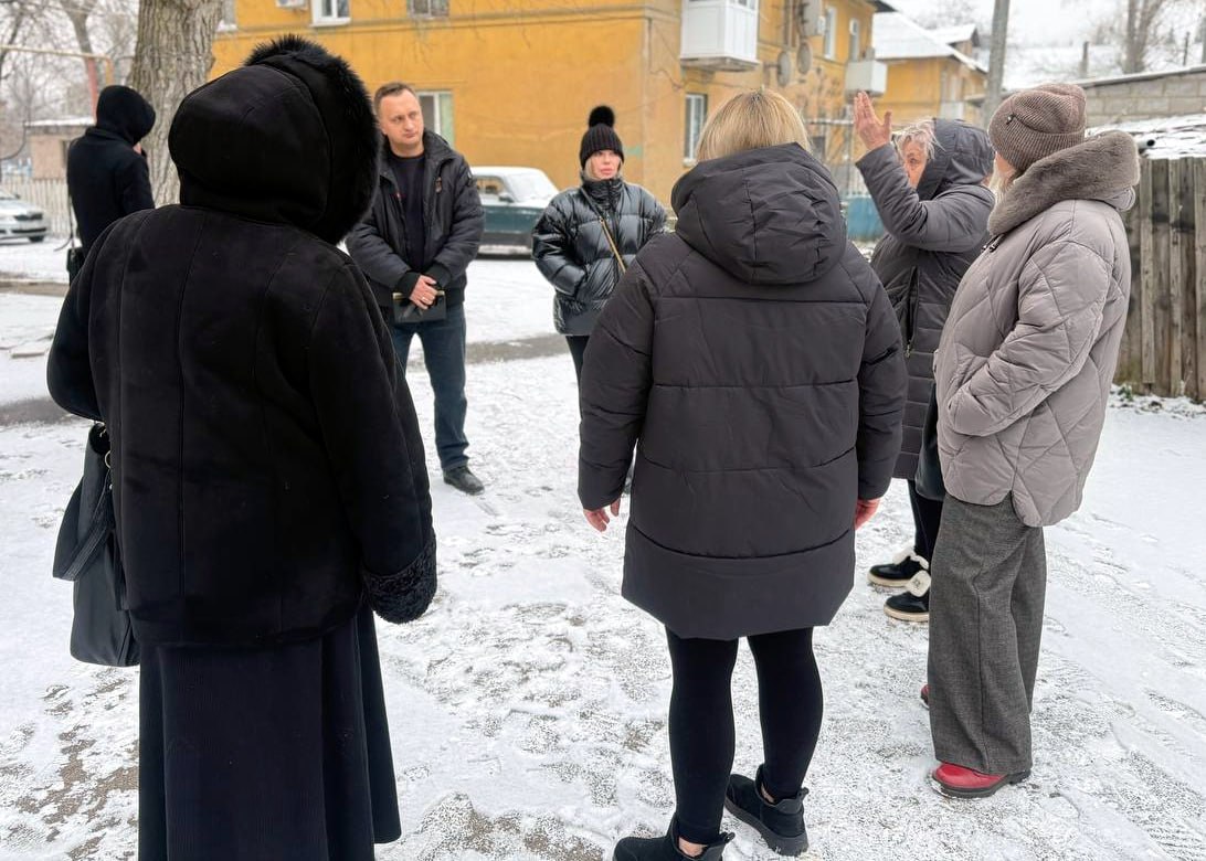 Иван Адамец: Первый заместитель руководителя Управы Куйбышевского района Алина Волкова и депутат Донецкого городского совета Дмитрий Пефтеев провели рабочую встречу с жильцами дома №4 по проспекту Матросова Иван Адамец: Первый заместитель руководителя Управы Куйбышевского района Алина Волкова и депутат Донецкого городского совета Дмитрий Пефтеев провели рабочую встречу с жильцами дома №4 по проспекту Матросова