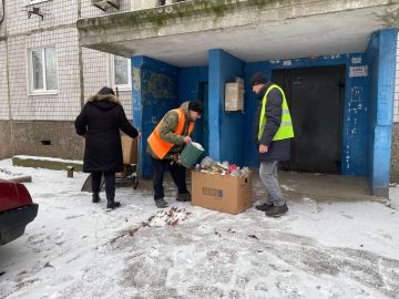 Сотрудники жилищно-коммунальных предприятий Кировского внутригородского района г. Донецка продолжают выполнять работы по благоустройству наших улиц