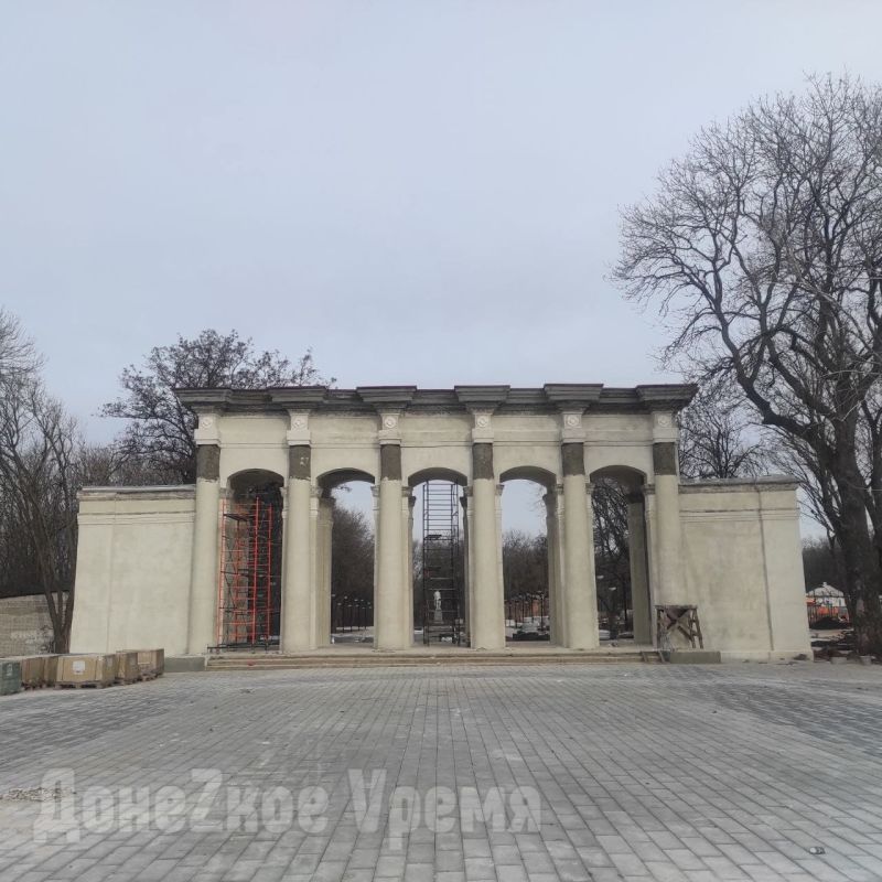 Установили фонари и уложили плитку: в Горловке продолжается капитальный ремонт парка Горького Установили фонари и уложили плитку: в Горловке продолжается капитальный ремонт парка Горького