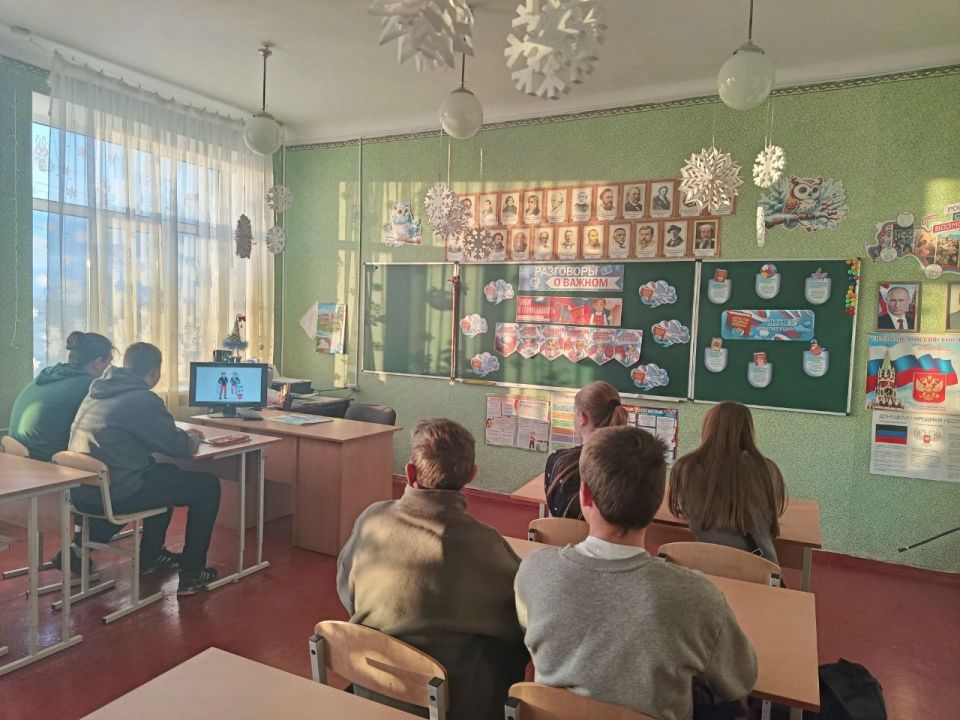 Сегодня учебная неделя началась с традиционной торжественной линейки Сегодня учебная неделя началась с традиционной торжественной линейки
