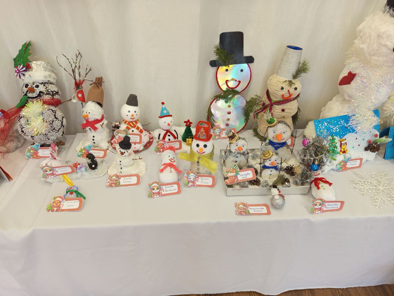 Нос – морковкой, уголь - глазки, Снеговик из детской сказки! Нос – морковкой, уголь - глазки, Снеговик из детской сказки!