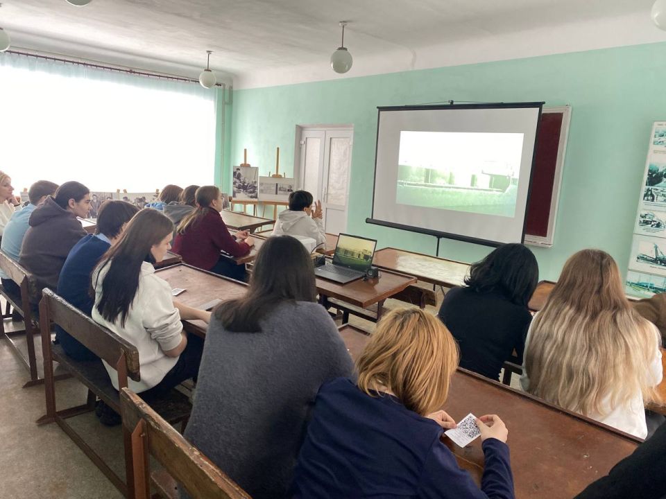 16 декабря, в рамках проекта «Я учусь в музее», сотрудники городского музея для учащихся 8-го класса ГБОУ «Школа №2 г.о. Дебальцево» и ГБОУ «Школа №1 г.о. Дебальцево» 9-го класса, провели урок профориентации, в ходе которого... 16 декабря, в рамках проекта «Я учусь в музее», сотрудники городского музея для учащихся 8-го класса ГБОУ «Школа №2 г.о. Дебальцево» и ГБОУ «Школа №1 г.о. Дебальцево» 9-го класса, провели урок профориентации, в ходе которого...