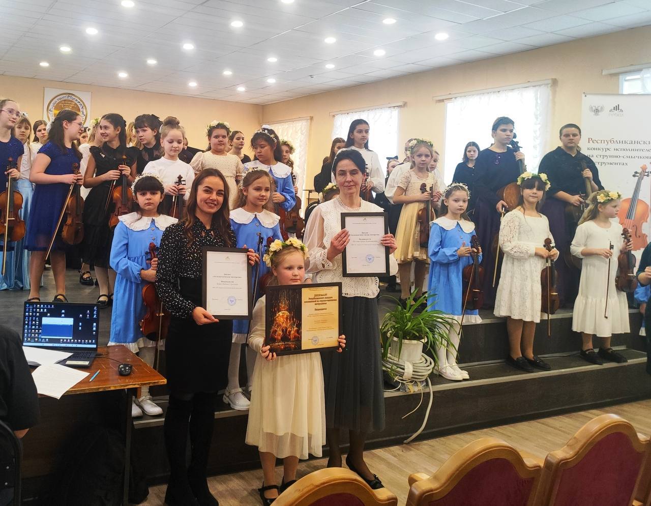 Ансамбль скрипачей "Волшебный смычок" (кл.преп. Бойко Л.С., конц.- Щеглова И.В.) - победитель республиканского конкурса "Путь к совершенству" Ансамбль скрипачей "Волшебный смычок" (кл.преп. Бойко Л.С., конц.- Щеглова И.В.) - победитель республиканского конкурса "Путь к совершенству"