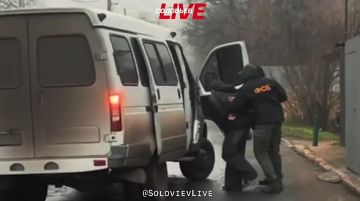 ФСБ задержала в Мариуполе летнего подростка по подозрению в поджоге вышки сотовой связи