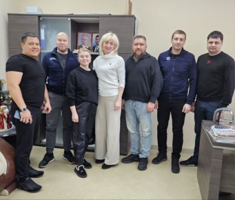 Представительницы Женского движения Единой России Ясиноватой вместе с гостями из Копейска Челябинской области проведали раненых бойцов, которые проходят лечение и реабилитацию в больнице города