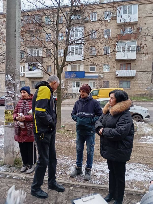 Сегодня заместитель главы Администрации муниципального образования городского округа Харцызск Виктория Рогожина провела встречу с жителями в городе Зугрэс на улице Ленина