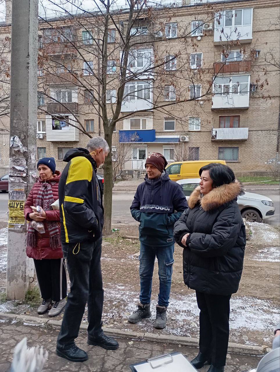 Сегодня заместитель главы Администрации муниципального образования городского округа Харцызск Виктория Рогожина провела встречу с жителями в городе Зугрэс на улице Ленина