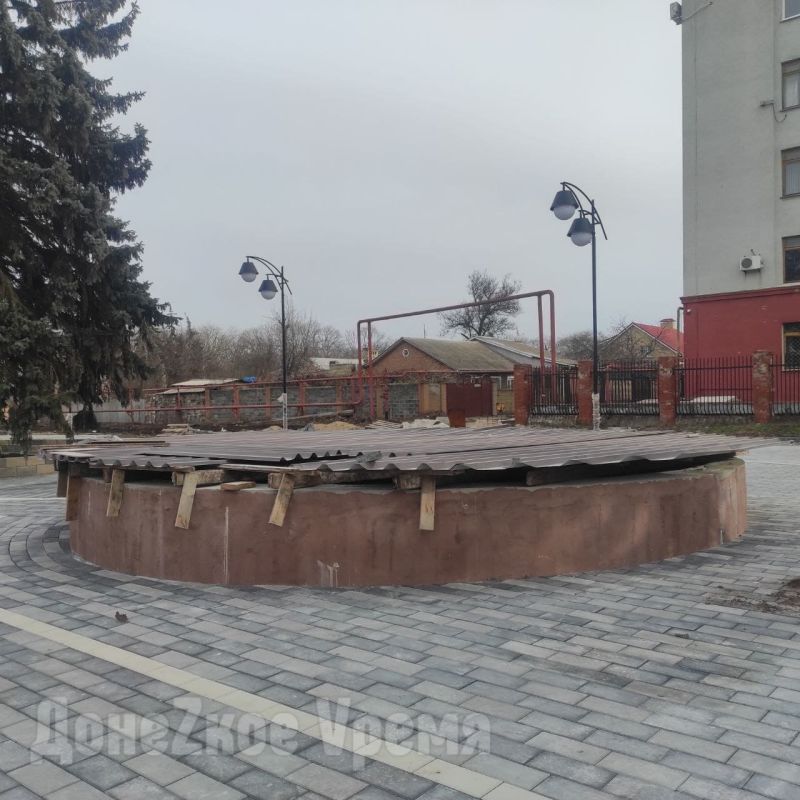Установили фонари и уложили плитку: в Горловке продолжается капитальный ремонт парка Горького Установили фонари и уложили плитку: в Горловке продолжается капитальный ремонт парка Горького