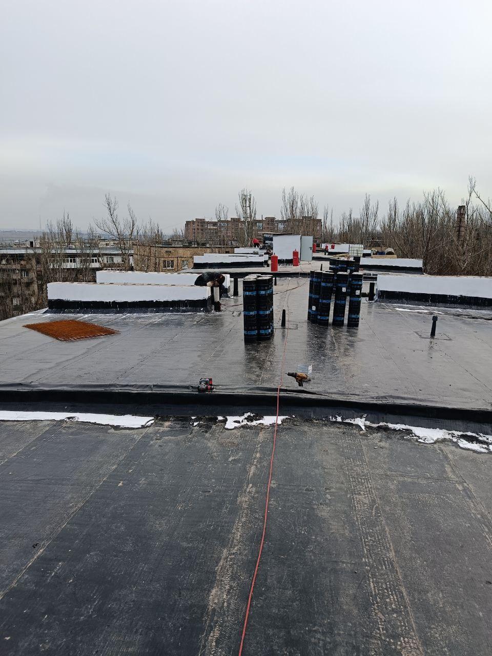 Нижегородские подрядчики продолжают работы по обновлению кровли жилого дома в Харцызске Нижегородские подрядчики продолжают работы по обновлению кровли жилого дома в Харцызске