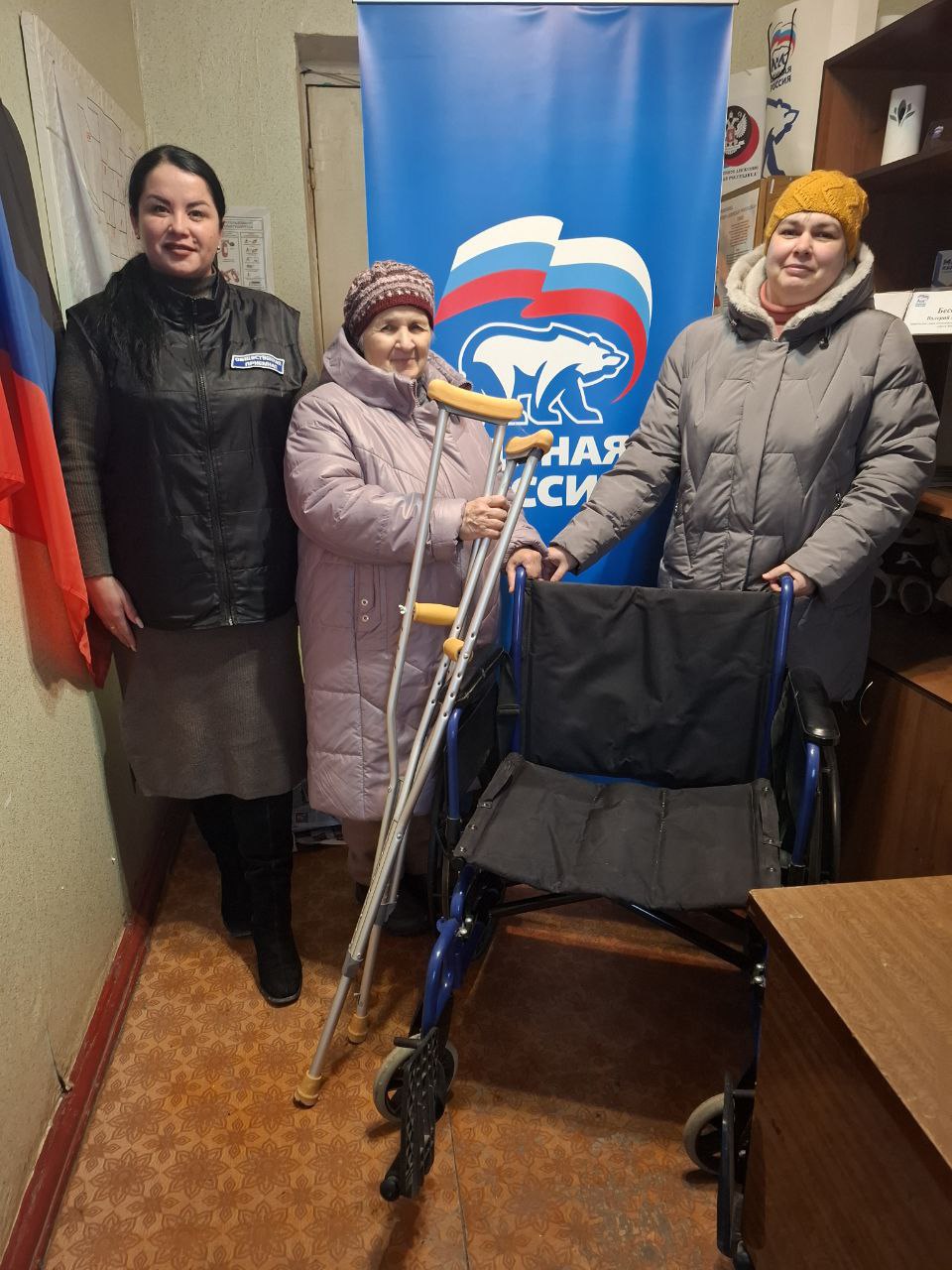 Руководитель общественной приемной местного отделения Всероссийской политической партии "Единая Россия" в поселке городского типа Мироновский, Анжелика Россоха, выдала гуманитарную помощь в виде инвалидной коляски а так же...