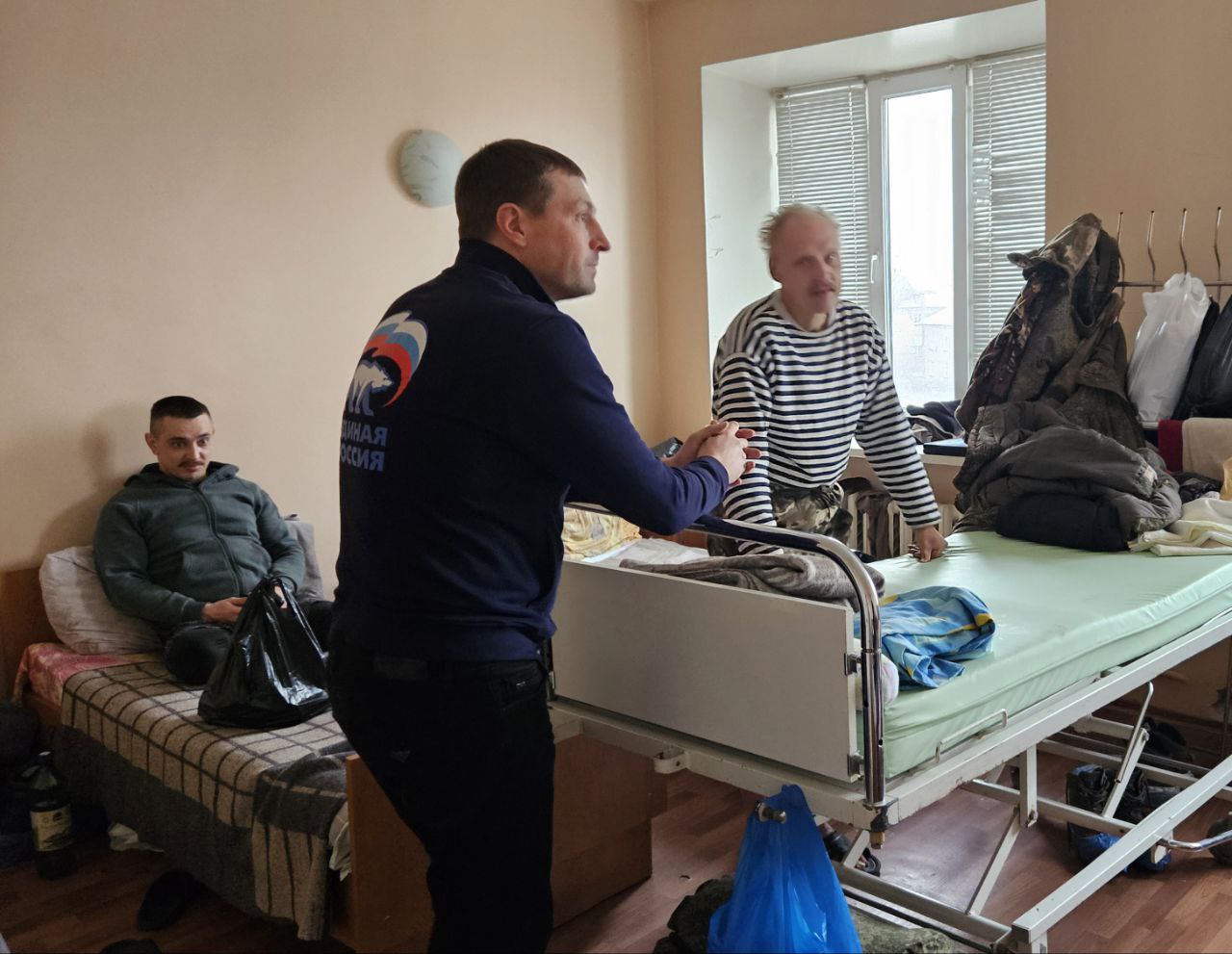 Представительницы Женского движения Единой России Ясиноватой вместе с гостями из Копейска Челябинской области проведали раненых бойцов, которые проходят лечение и реабилитацию в больнице города Представительницы Женского движения Единой России Ясиноватой вместе с гостями из Копейска Челябинской области проведали раненых бойцов, которые проходят лечение и реабилитацию в больнице города