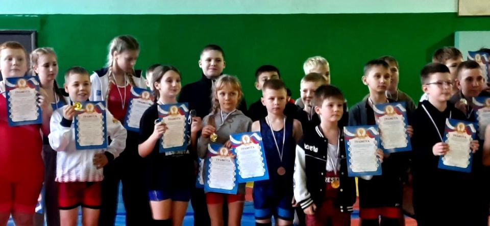 Юные спортсмены Ждановки покоряют борцовский ковер Юные спортсмены Ждановки покоряют борцовский ковер