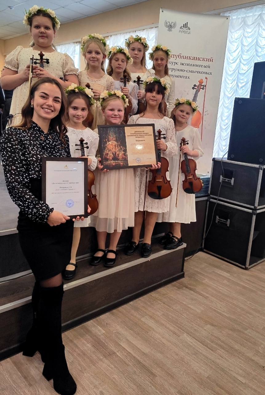 Ансамбль скрипачей "Волшебный смычок" (кл.преп. Бойко Л.С., конц.- Щеглова И.В.) - победитель республиканского конкурса "Путь к совершенству" Ансамбль скрипачей "Волшебный смычок" (кл.преп. Бойко Л.С., конц.- Щеглова И.В.) - победитель республиканского конкурса "Путь к совершенству"