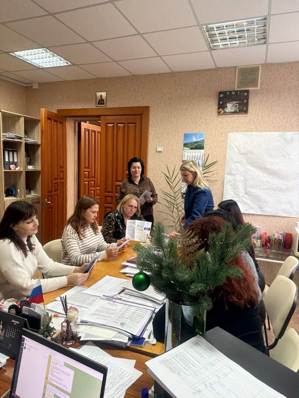 Сегодня работники прокуратуры города Харцызска провели выездное мероприятие в здании администрации округа на тему "Профилактика коррупционных преступлений" Сегодня работники прокуратуры города Харцызска провели выездное мероприятие в здании администрации округа на тему "Профилактика коррупционных преступлений"