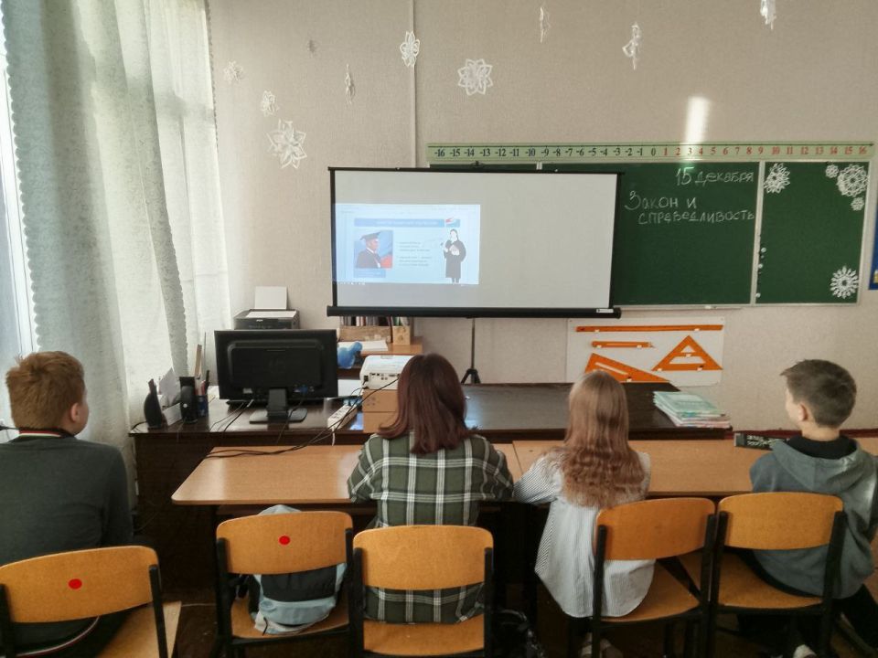 Сегодня учебная неделя началась с традиционной торжественной линейки Сегодня учебная неделя началась с традиционной торжественной линейки